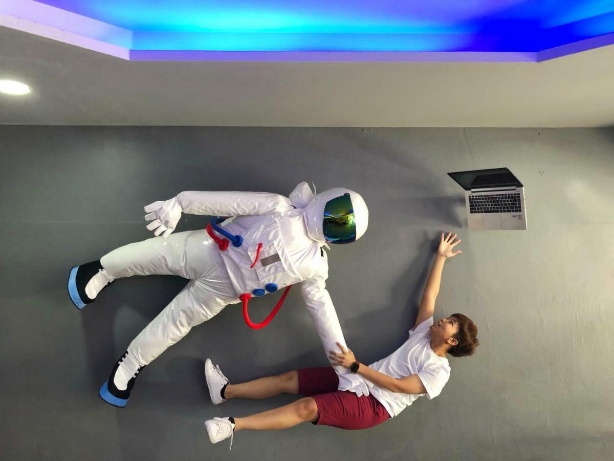Met A Space Pod @ Asoke Bangkok Extérieur photo