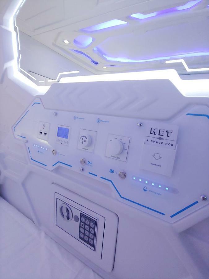 Met A Space Pod @ Asoke Bangkok Extérieur photo